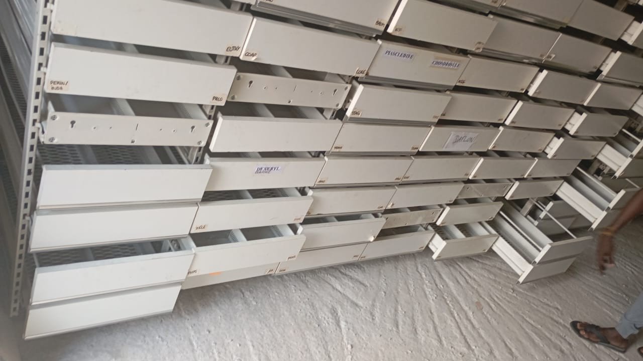 10 colonnes de tiroirs blancs