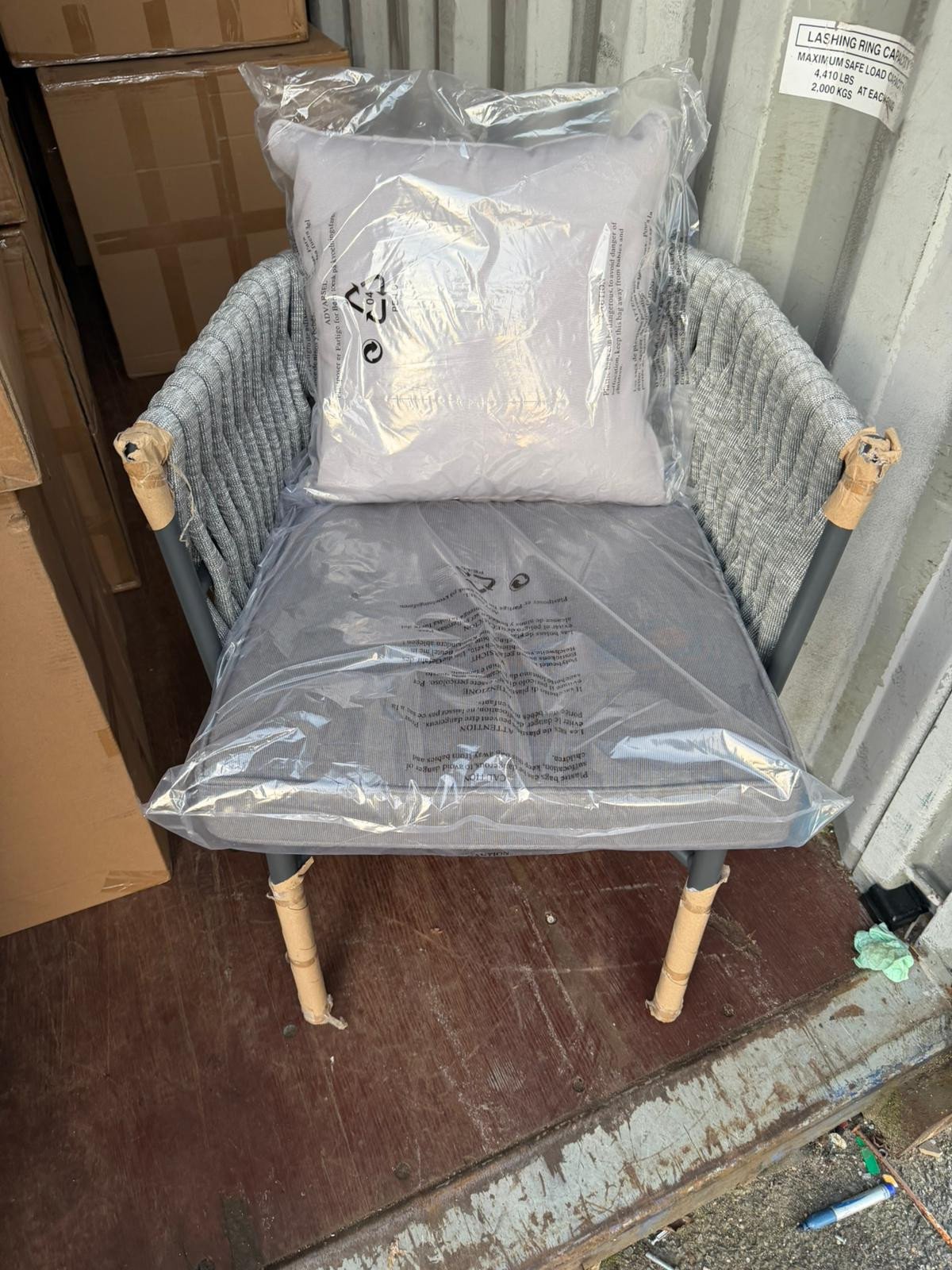 CHAISES ET PROJECTEUR